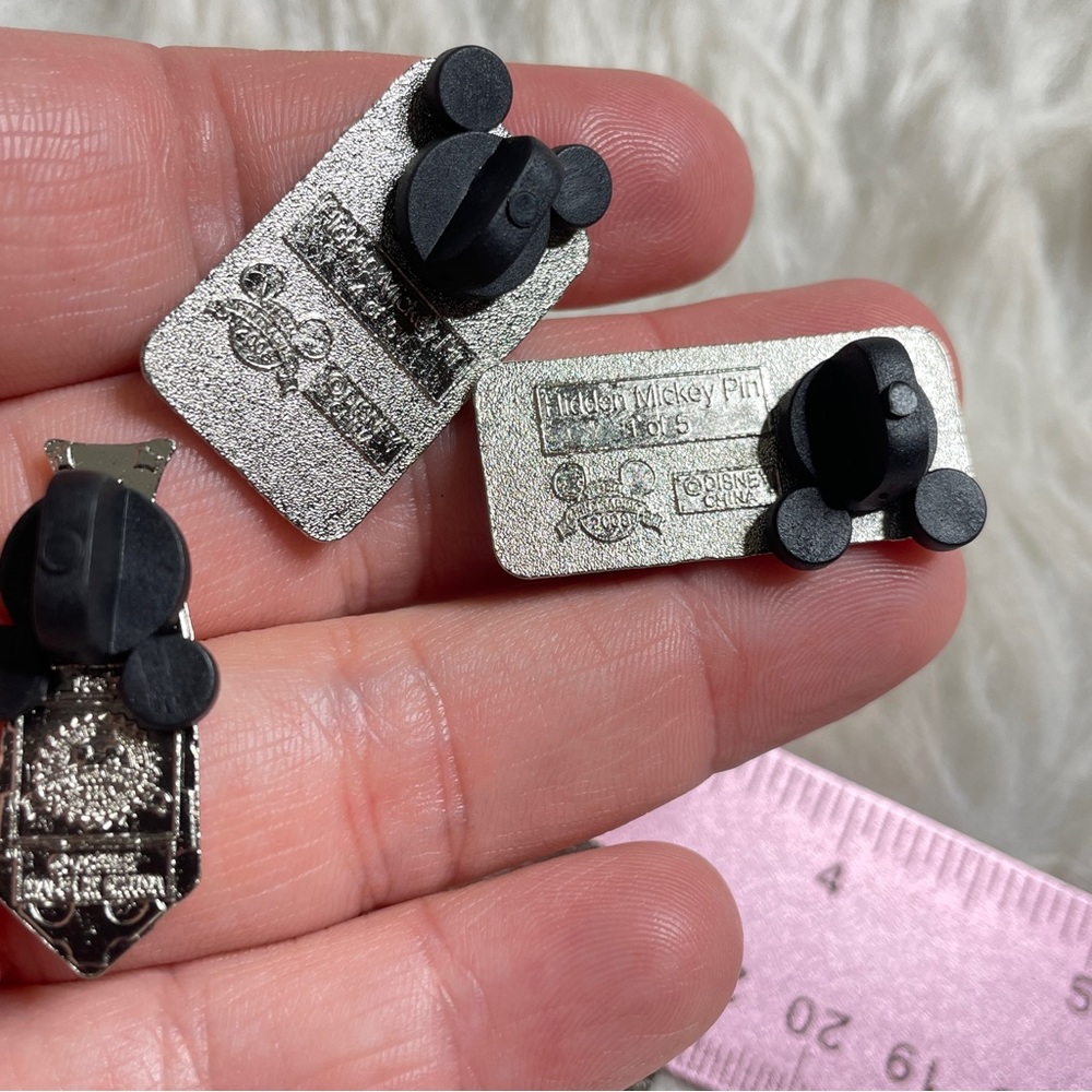 Disney hidden Mickey trading pins - Picture 3 of 8